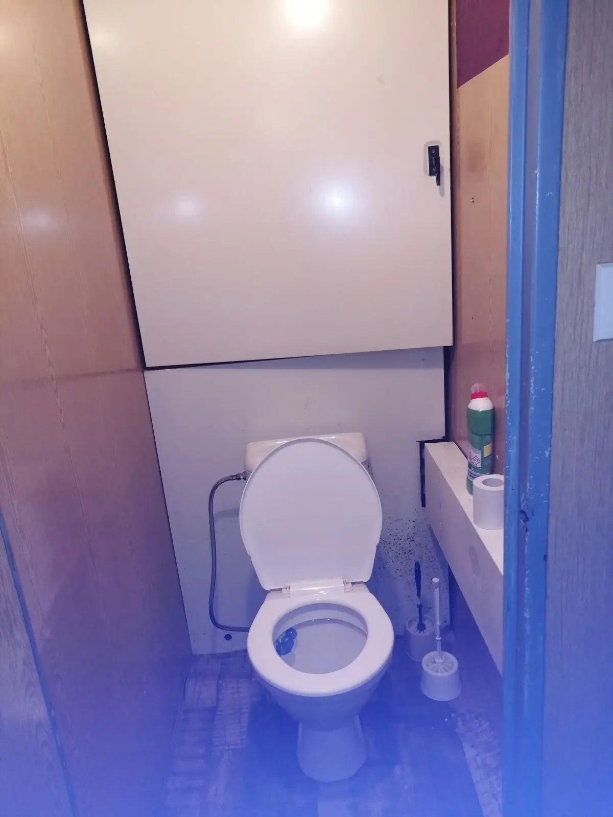 stav před rekonstrukcí WC Neznašov